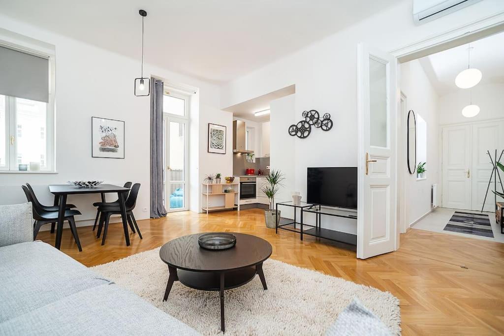 Apartment Stylish Flat With Terrace And Ac